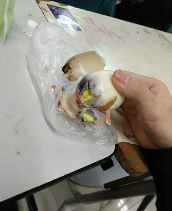 上海学校食物疑似变质有虫