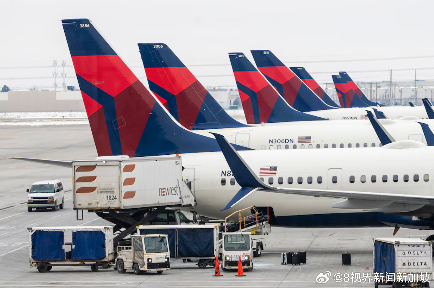 美国航空客机返航应对紧急情况